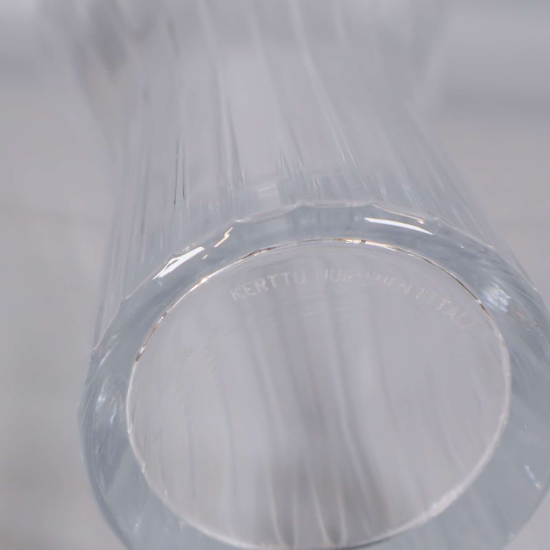 Signatur Kerttu Nurminen Iittala på vasens undersida
