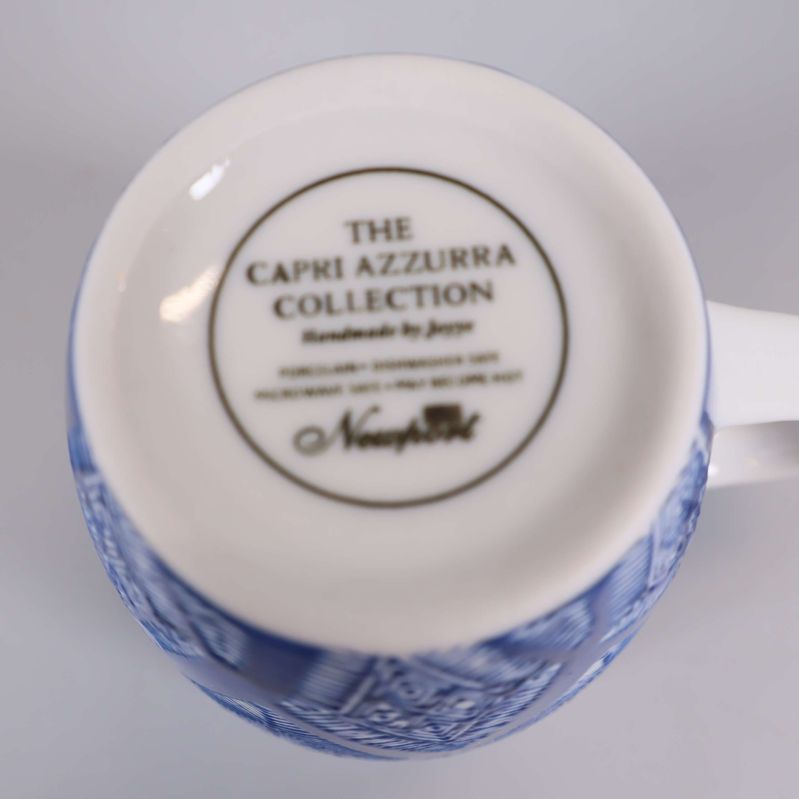 Botten på mugg med Capri Azzurra Collection-logga