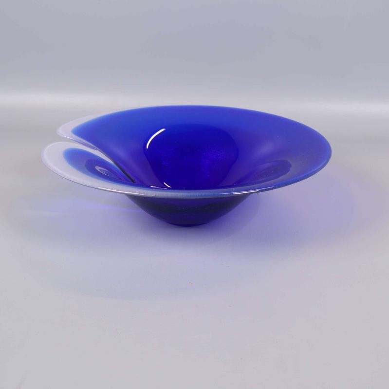 Sido vy av blå glasskål med elegant kurvatur