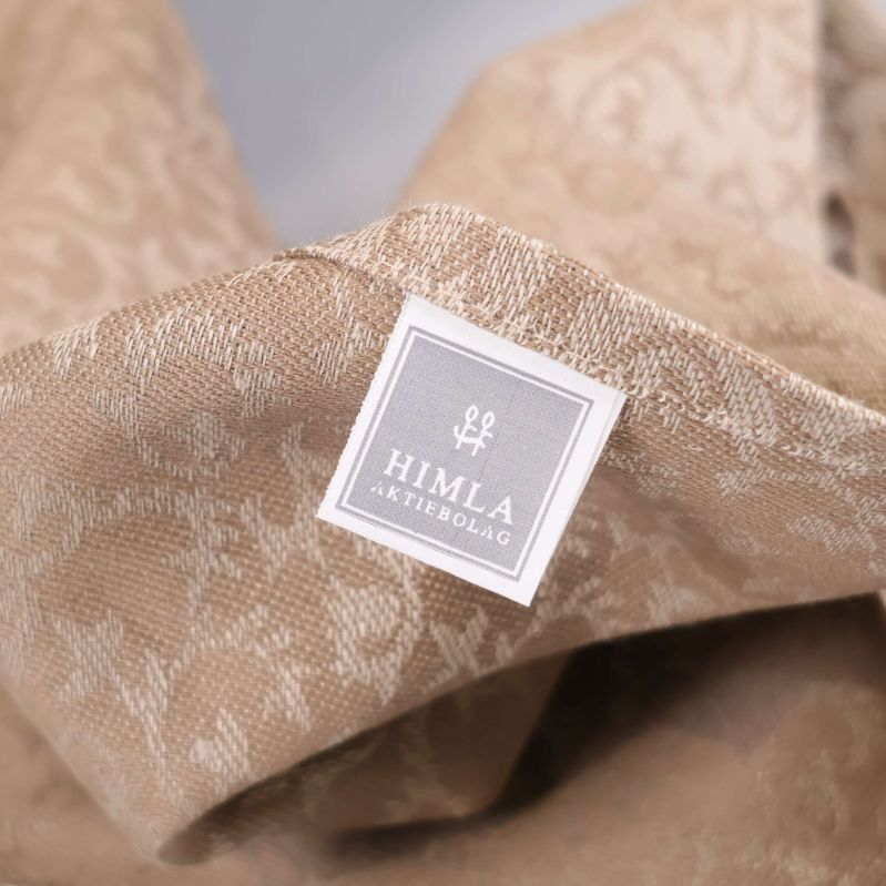 Himla varumärkesetikett på beige bordslöpare