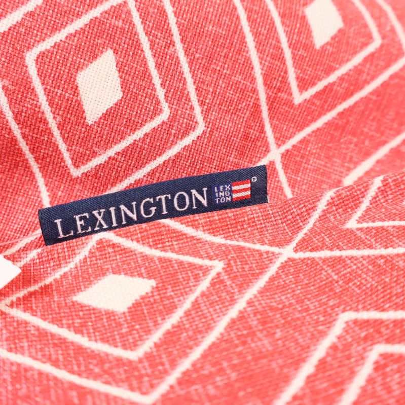 Närbild av Lexington-märke på kuddfodral
