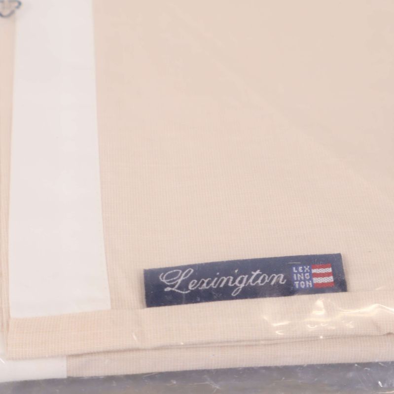 Närbild på Lexington-etikett på det beiga örngottet
