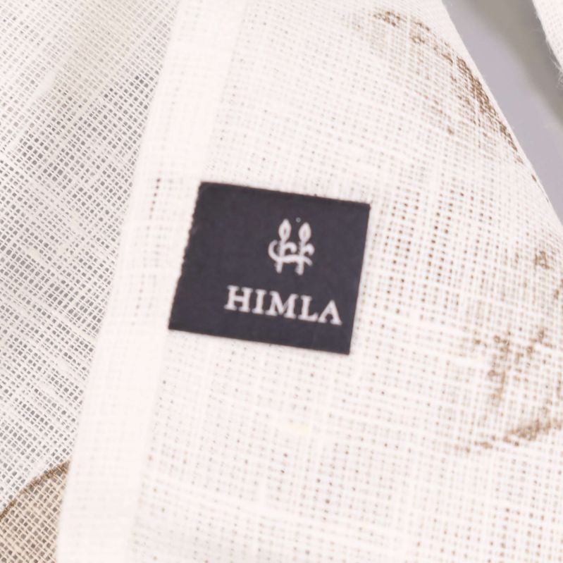 Svart etikett med Himla-logotyp på gardinens kant