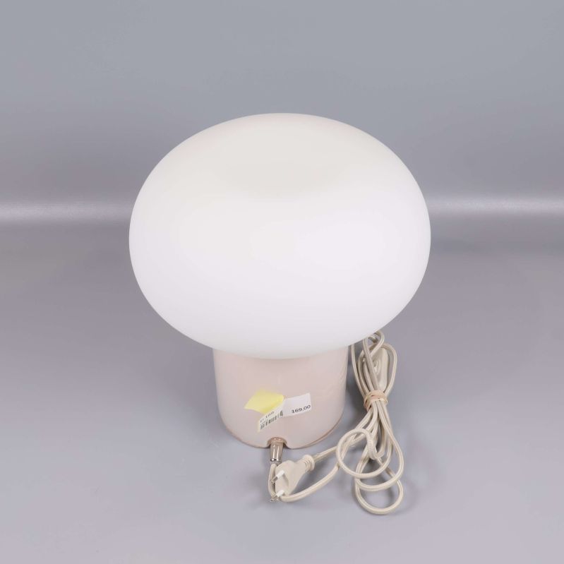 Bordslampa uppifrån som visar den runda formen