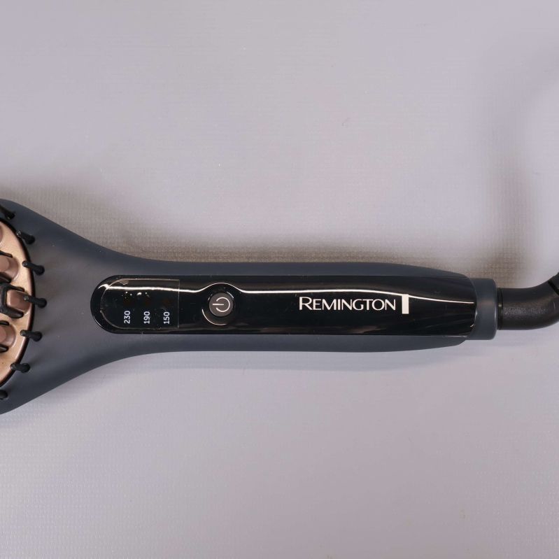 Närbild på Remington-logotypen och knappar på handtaget