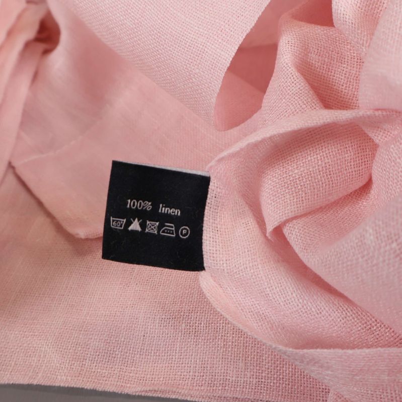 Materialetikett som visar 100% linen på gardinen