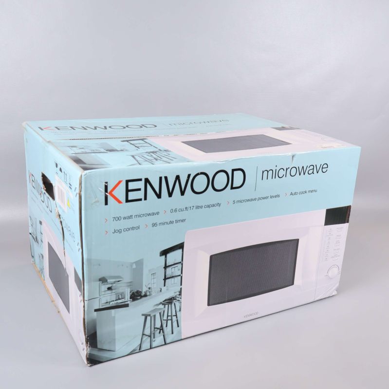 Kenwood mikrovågsugn i förpackning fotad snett framifrån