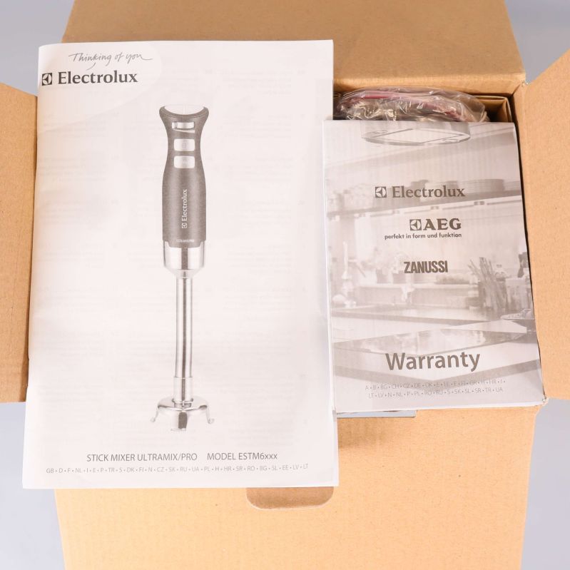 Manual och garantipapper med bilden av Electrolux stavmixer