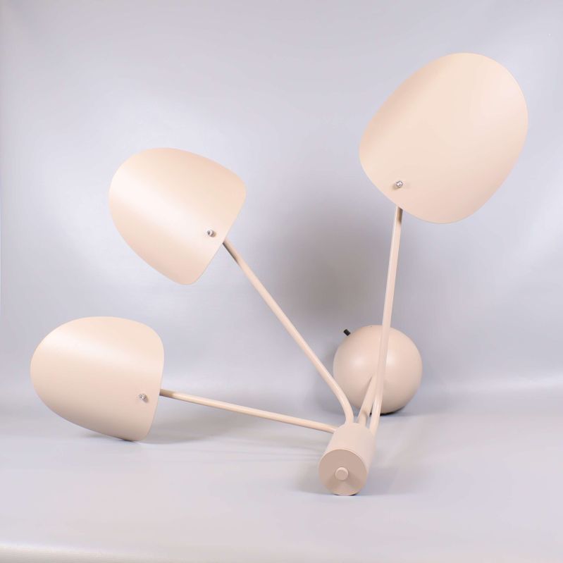 Taklampa med tre utsträckta armar i beige färg