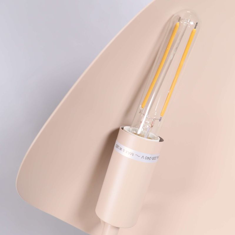 Närbild på lampfattning med LED-lampa installerad