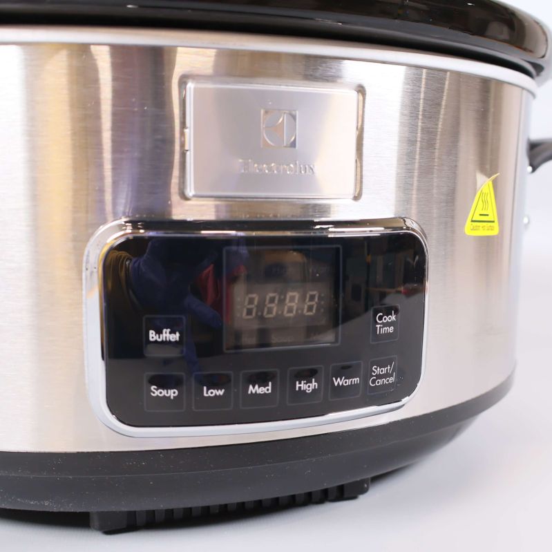 Närbild på slowcooker med digital kontrollpanel och knappar
