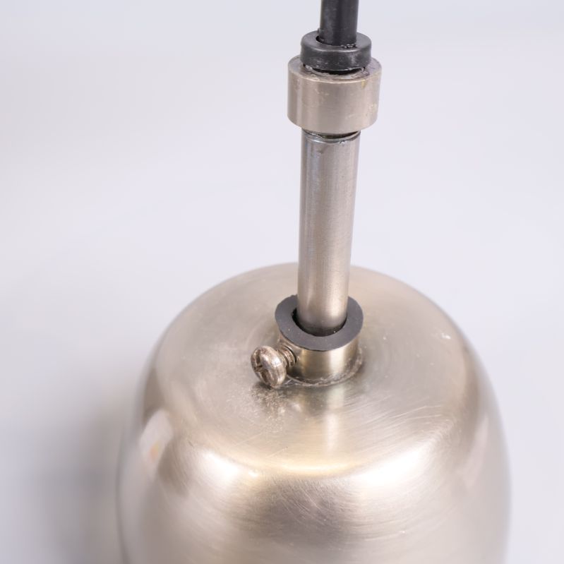 Metallfäste upptill på taklampan med svart kabel