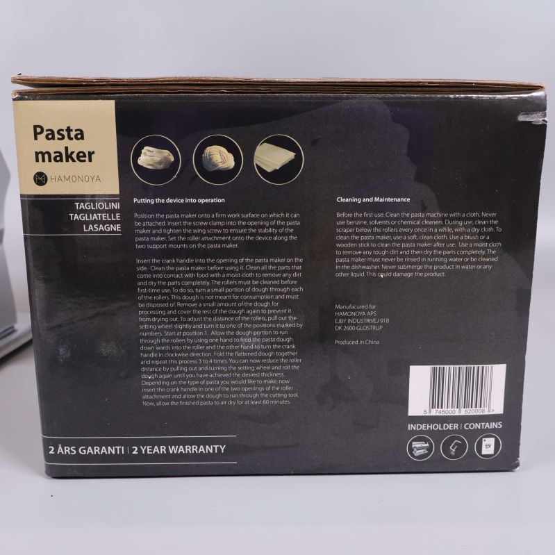 Baksidan av kartongen med instruktioner och info om pastamaskin