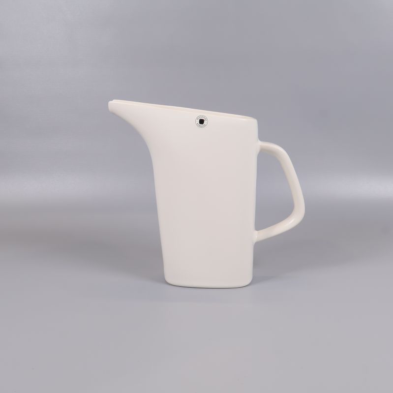 Vit kanna med minimalistisk design på grå bakgrund