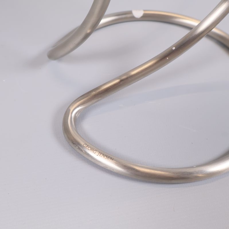 Detalj av metallrör med diskreta stämplar på foten