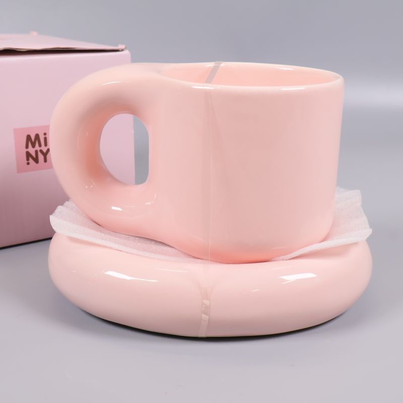 Pastellrosa mugg med synligt handtag från sidan