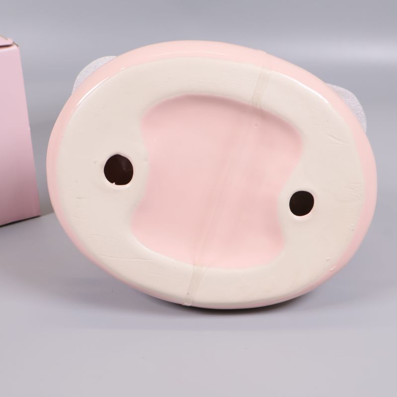 Undersidan av pastellrosa mugg och fat