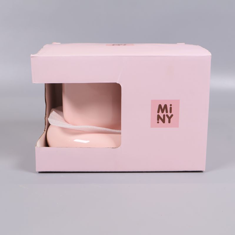 Pastellrosa mugg i rosa förpackning med öppning