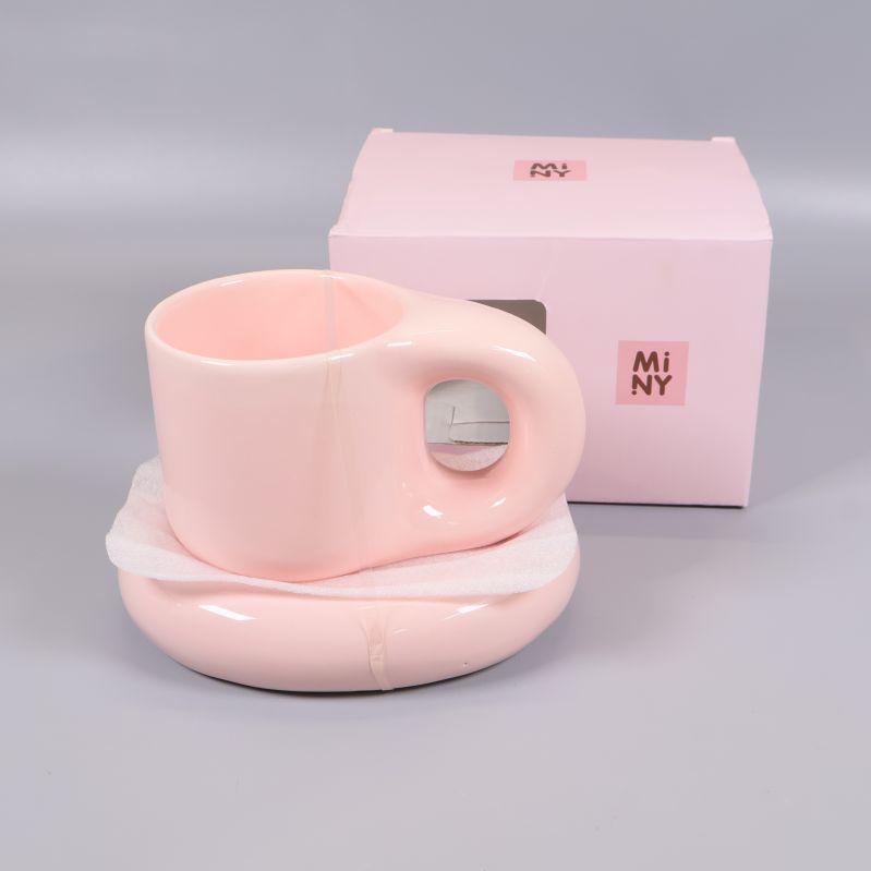 Pastellrosa mugg med matchande fat och ask