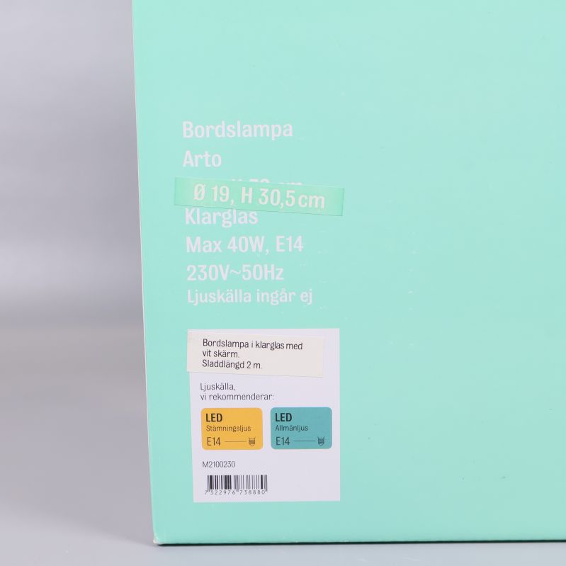 Information om bordslampans mått och material på förpackningen