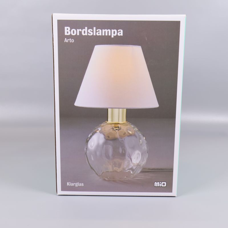 Förpackning till bordslampa med tydlig produktbild