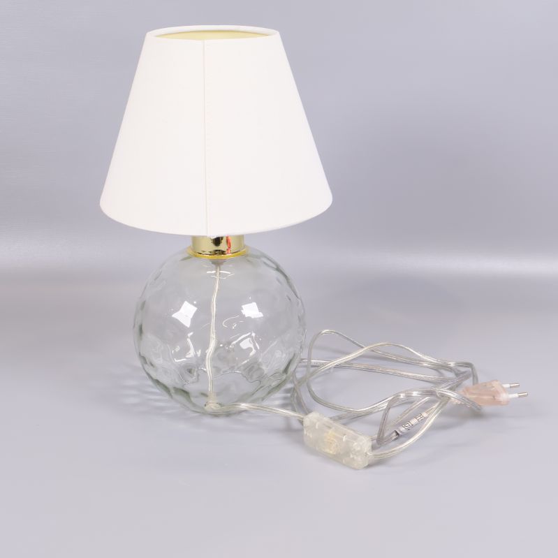 Hel bild på bordslampa med kabel synlig på sidan