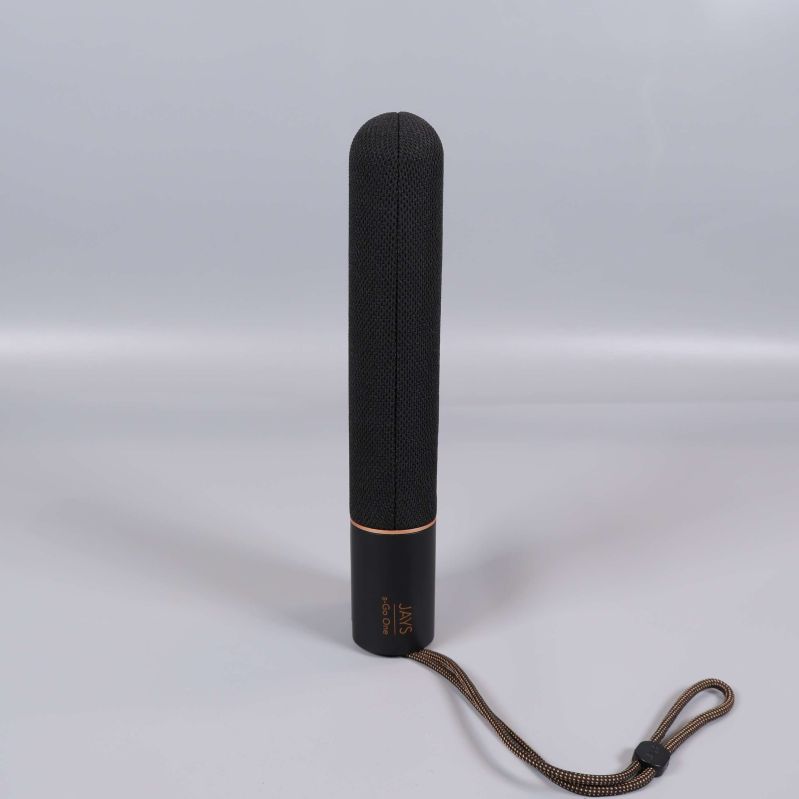 Bluetooth-högtalare i svart stående med elegant rem