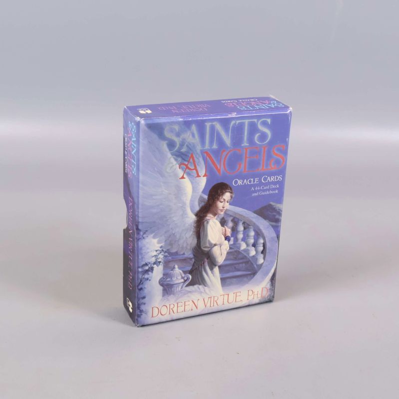 Framsidan av Saints & Angels orakelkortask med änglamotiv