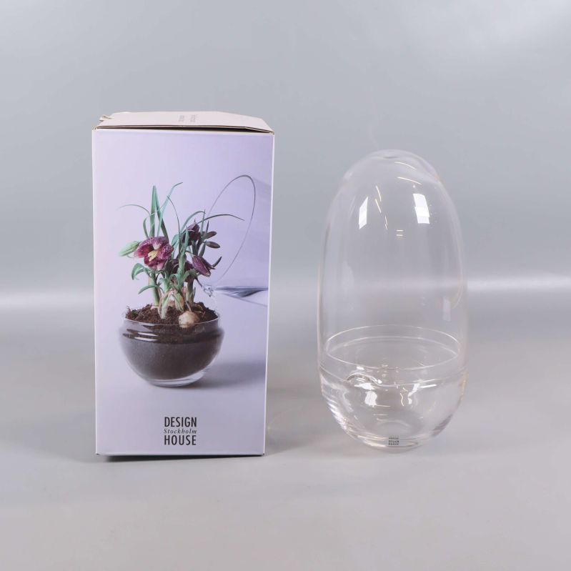 Litet glashus och förpackning med växtinspiration