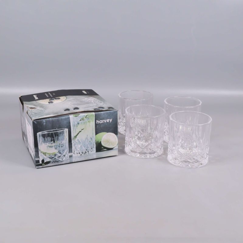 Fyra whiskyglas och originalförpackning på grå bakgrund