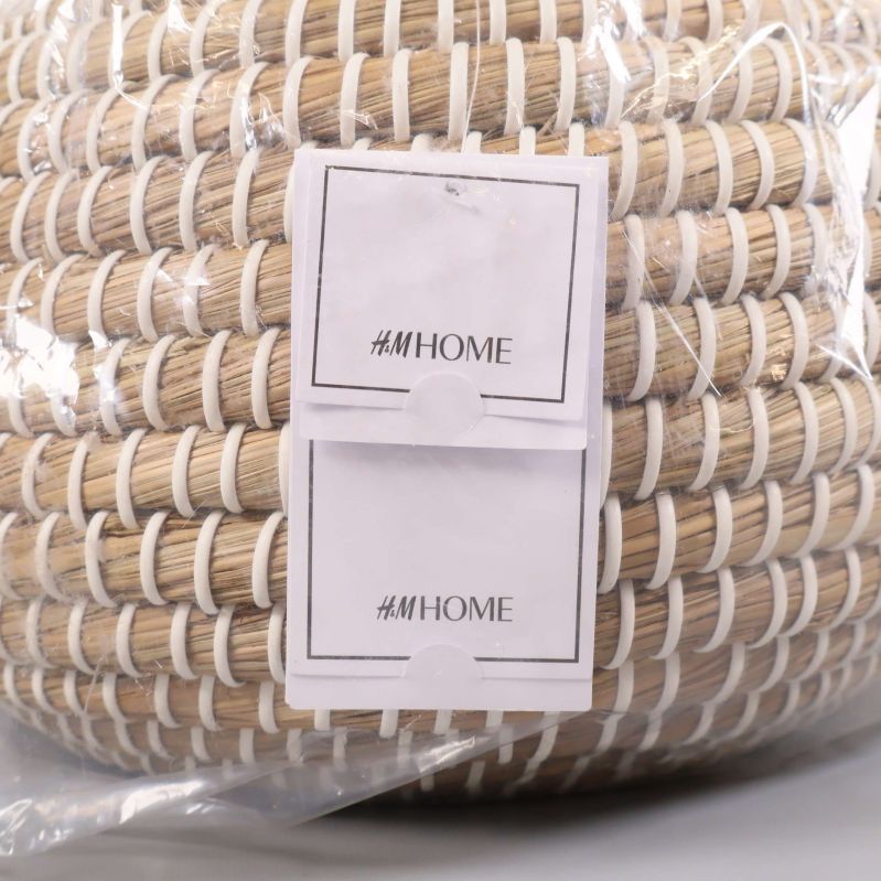 Etikett från H&M Home sitter på korgen