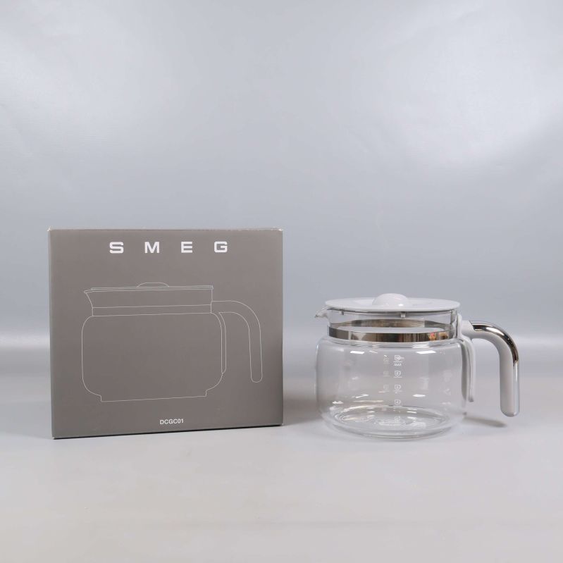 Smeg glaskanna med elegant box i bakgrunden