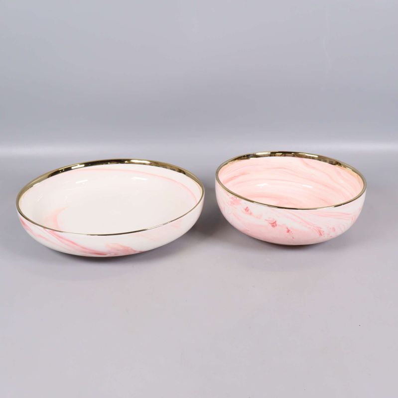 Två skålar med rosa marmorering och guldkant
