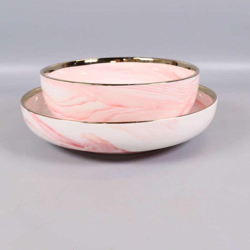 Skålar staplade i varandra med rosa och vit marmorering