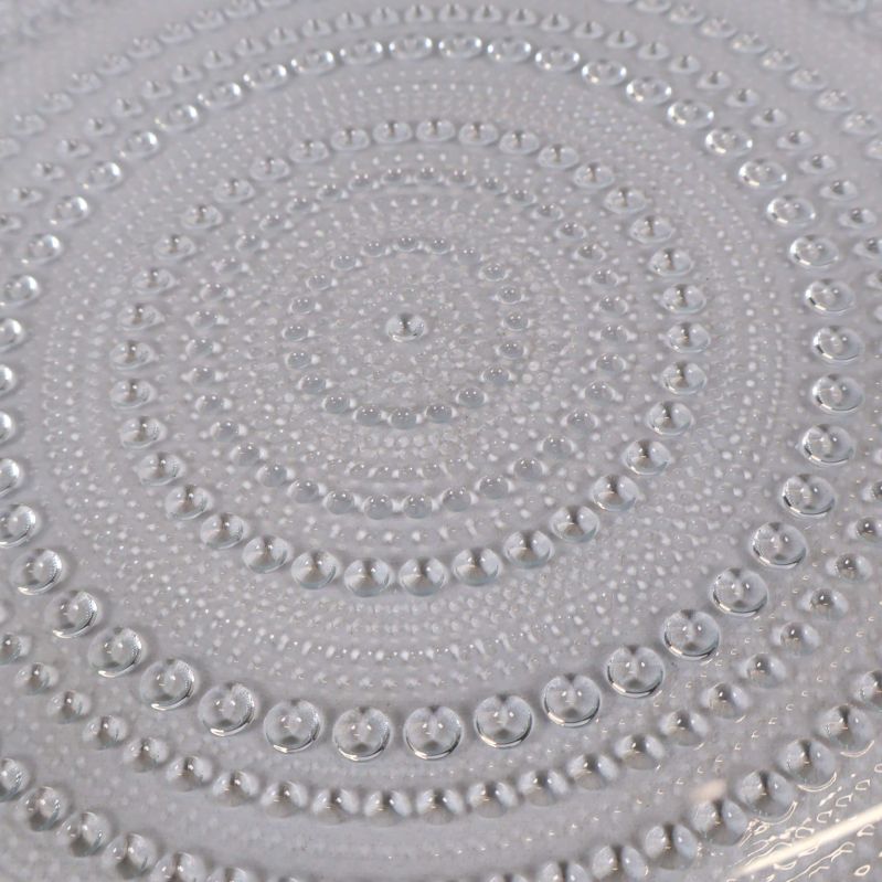 Närbild på glasfatets detaljerade bubbelmönster