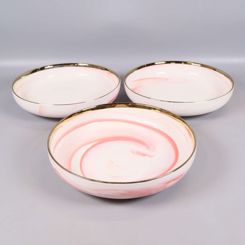 Tre skålar med rosa marmormönster och guldkant