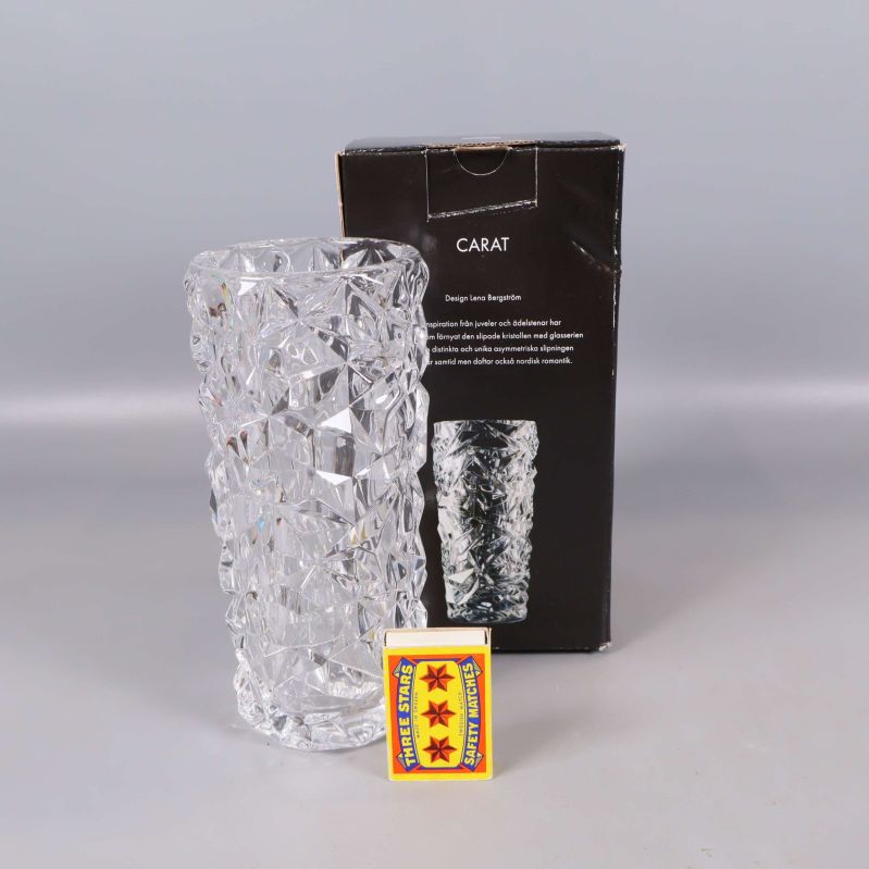 Vas Orrefors Carat i glas bredvid tändsticksask