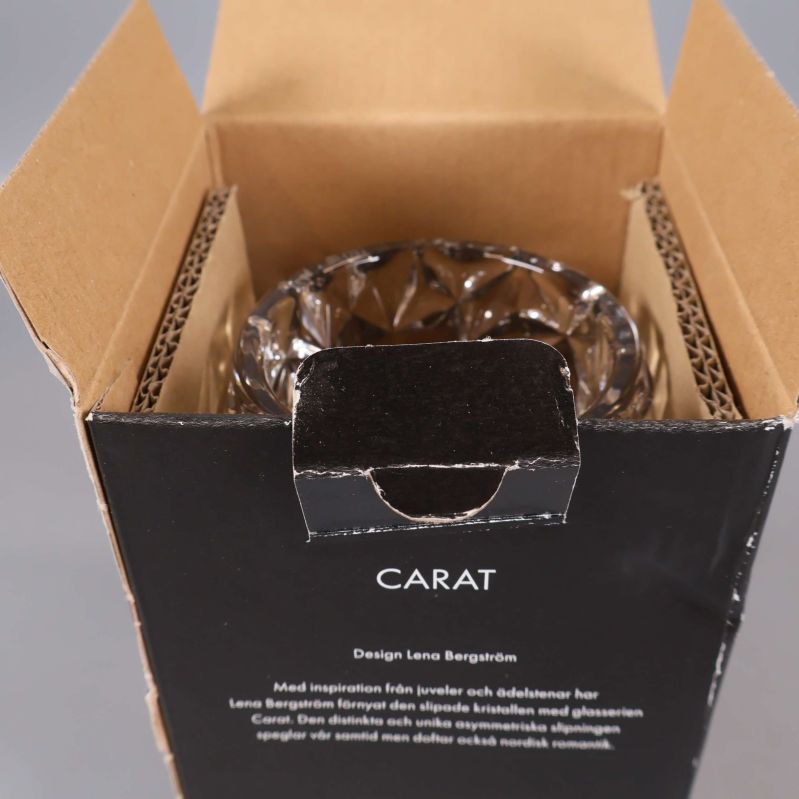Öppnad kartong med vasen från Orrefors Carat-serien