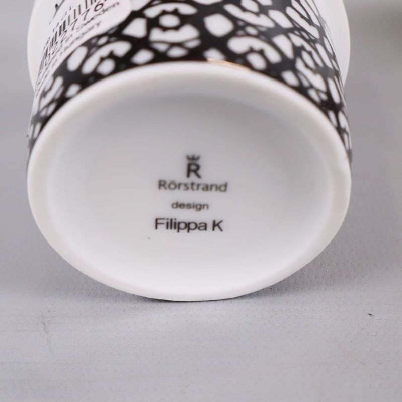 Närbild undertill på espressomugg med Rörstrand och Filippa K text