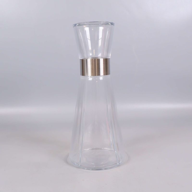 Karaff i glas med metallring sedd framifrån