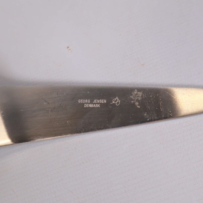 Närbild av Georg Jensen-stämpel på tårtspadens handtag