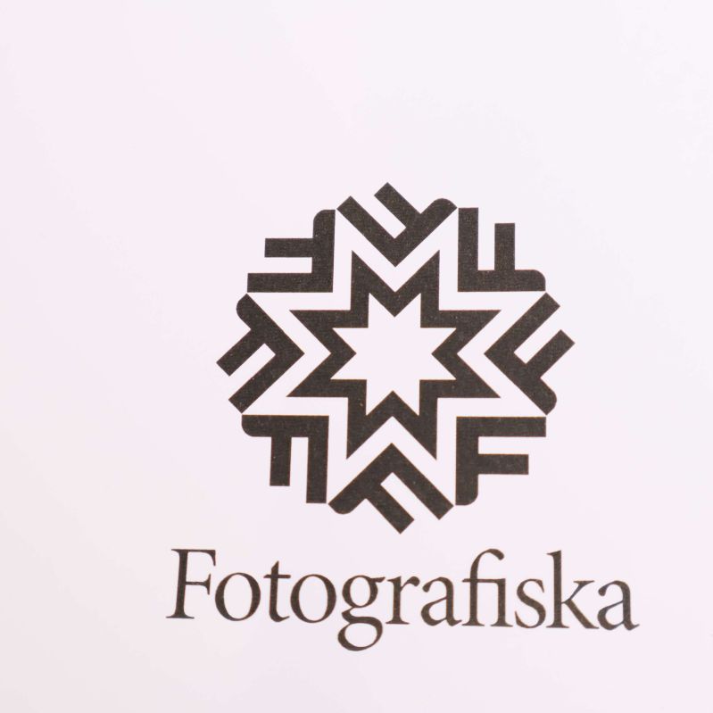 Svartvit grafisk logotyp och texten Fotografiska