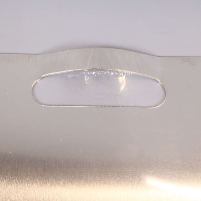 Närbild på handtag i metall på skärbrädan