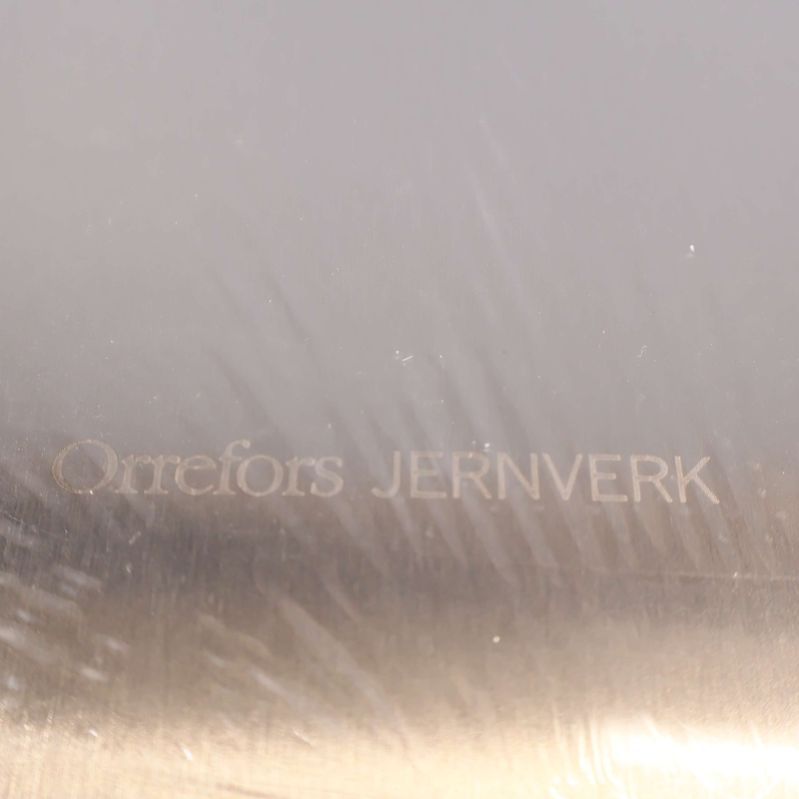 Inristad märkning Orrefors Jernverk på metallskärbräda