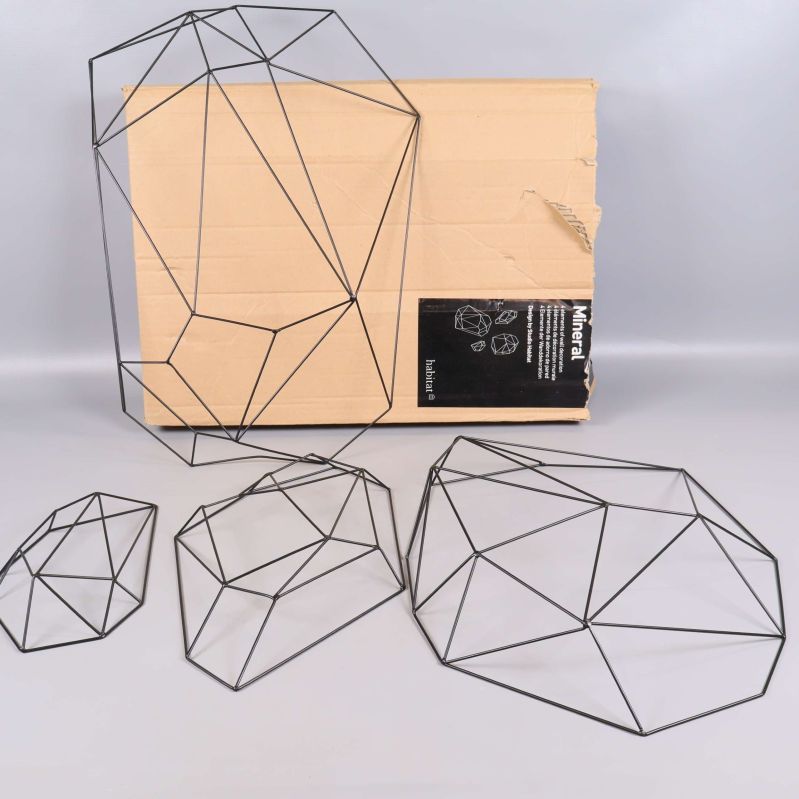 Fyra svarta geometriska väggdekorationer med kartong