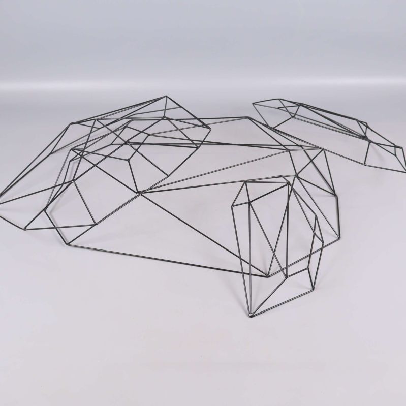 Alla fyra geometriska väggdekorationer liggande på golvet