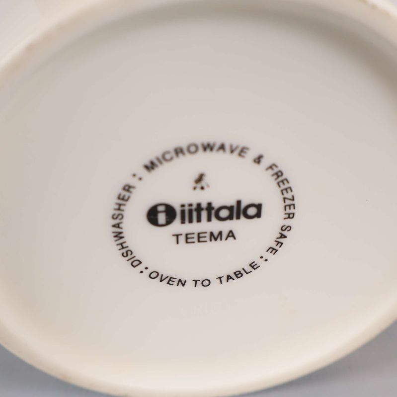 Närbild på Iittala Teema logga under kopp