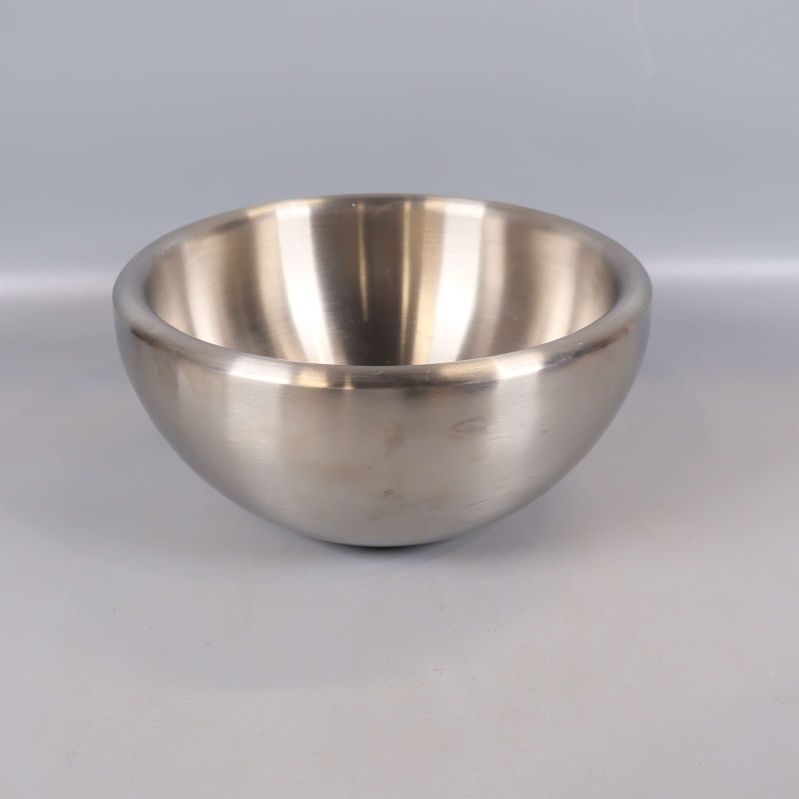 Metallskål på ljus bakgrund