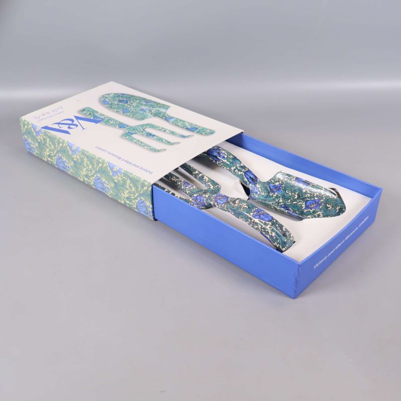 Presentförpackning med trädgårdsredskap inskjuten i ask