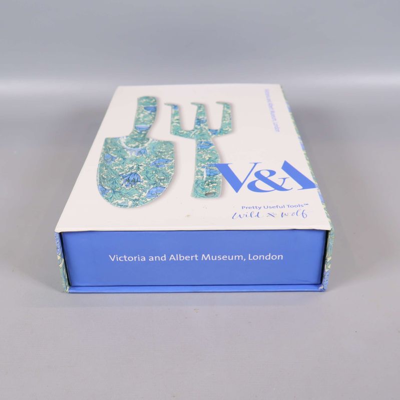 Lock till presentask med Victoria and Albert Museum-logga